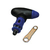 Blauw gereedschap met T-handvat en metalen sleutel op witte achtergrond