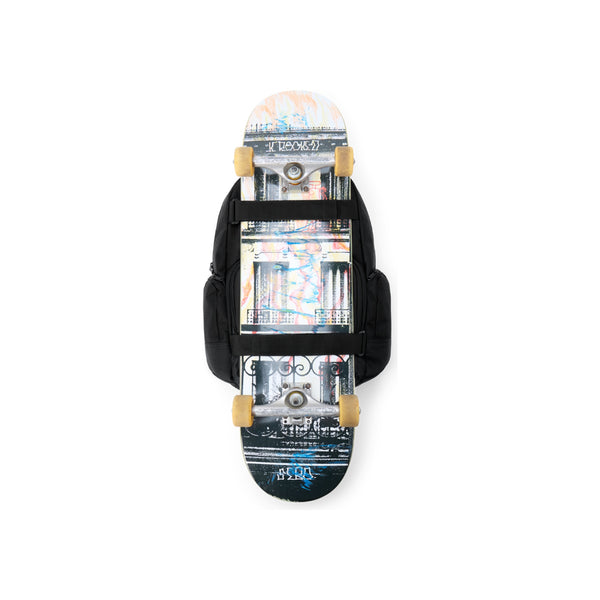 Skateboard bovenaanzicht met zwarte wielen en gekleurd grip tape design, geïsoleerd op witte achtergrond