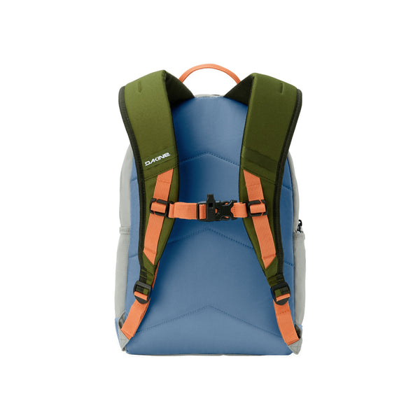 Dakine rugzak met blauwe body, groene en oranje schouderbanden en verstelbare borstriem