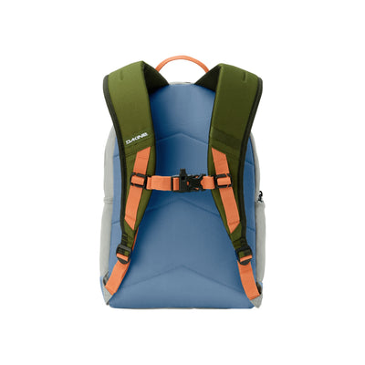 Dakine rugzak met blauwe body, groene en oranje schouderbanden en verstelbare borstriem