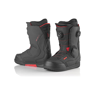 Zwarte snowboardboots met rood accent en BOA-sluitsysteem, zijkant en achterkant weergave