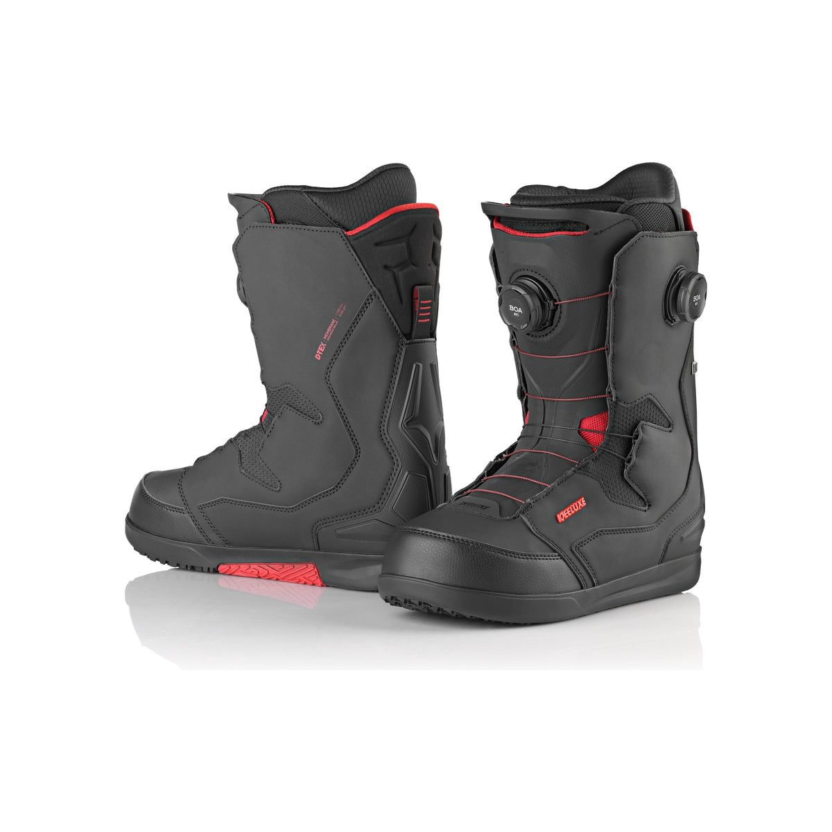 Zwarte snowboardboots met rood accent en BOA-sluitsysteem, zijkant en achterkant weergave