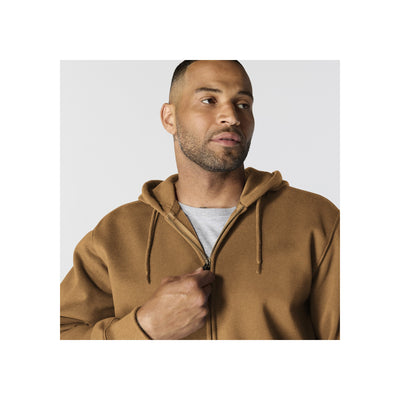 Man draagt bruine hoodie met rits en capuchon, casual streetwear stijl