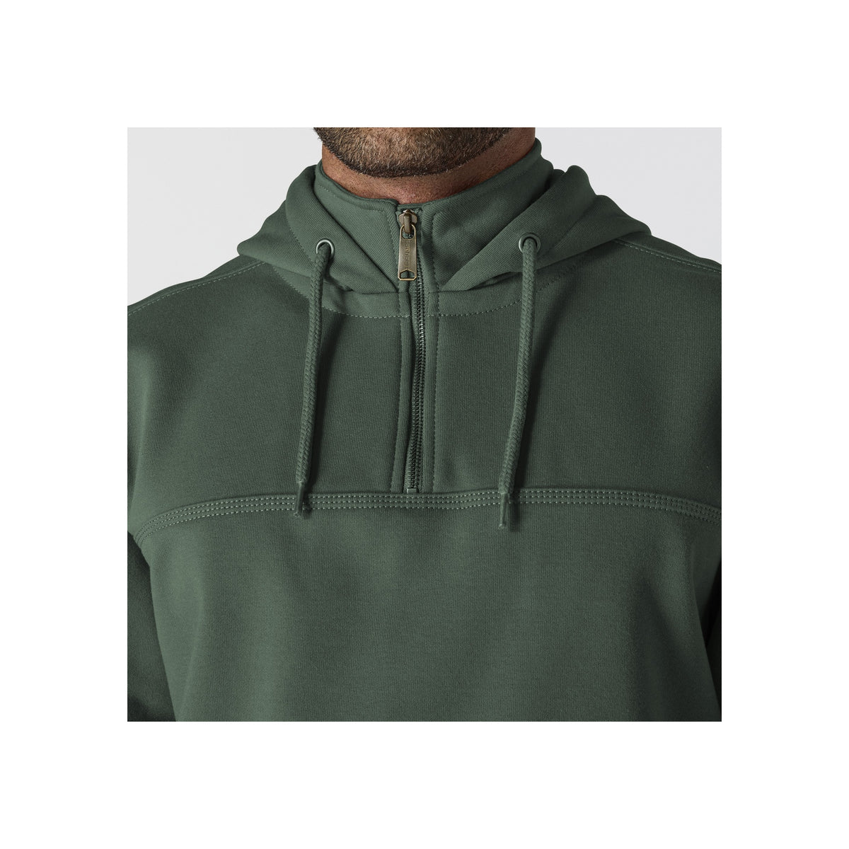 Groene hoodie met halve rits en capuchon met koordje - close-up detail van kraag en rits