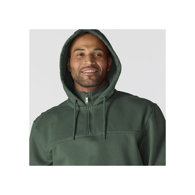 Man draagt donkergroene hoodie met halve rits en capuchon, casual sportieve stijl