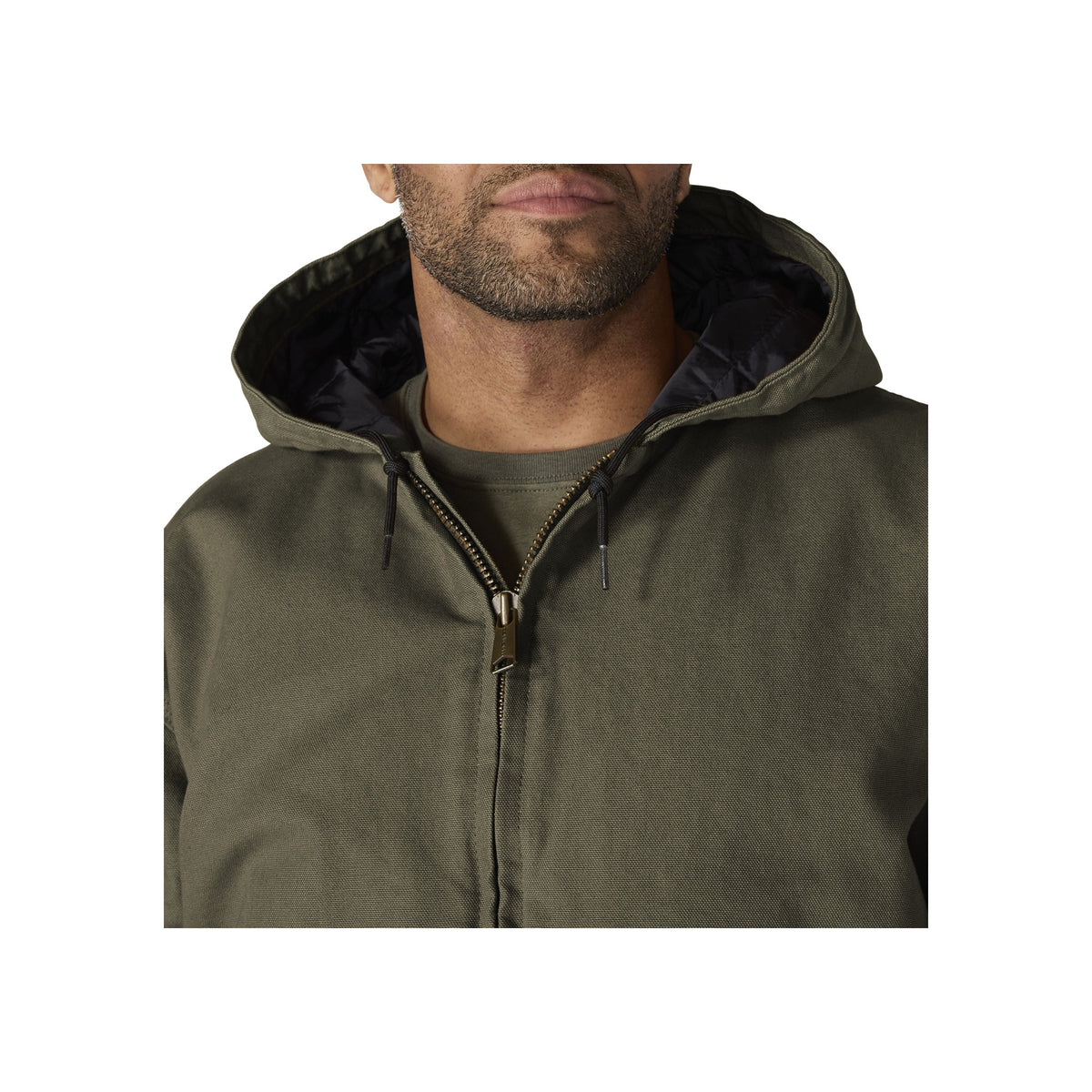 Man draagt olijfgroene hoodie met zwarte capuchon en ritssluiting, close-up voorkant