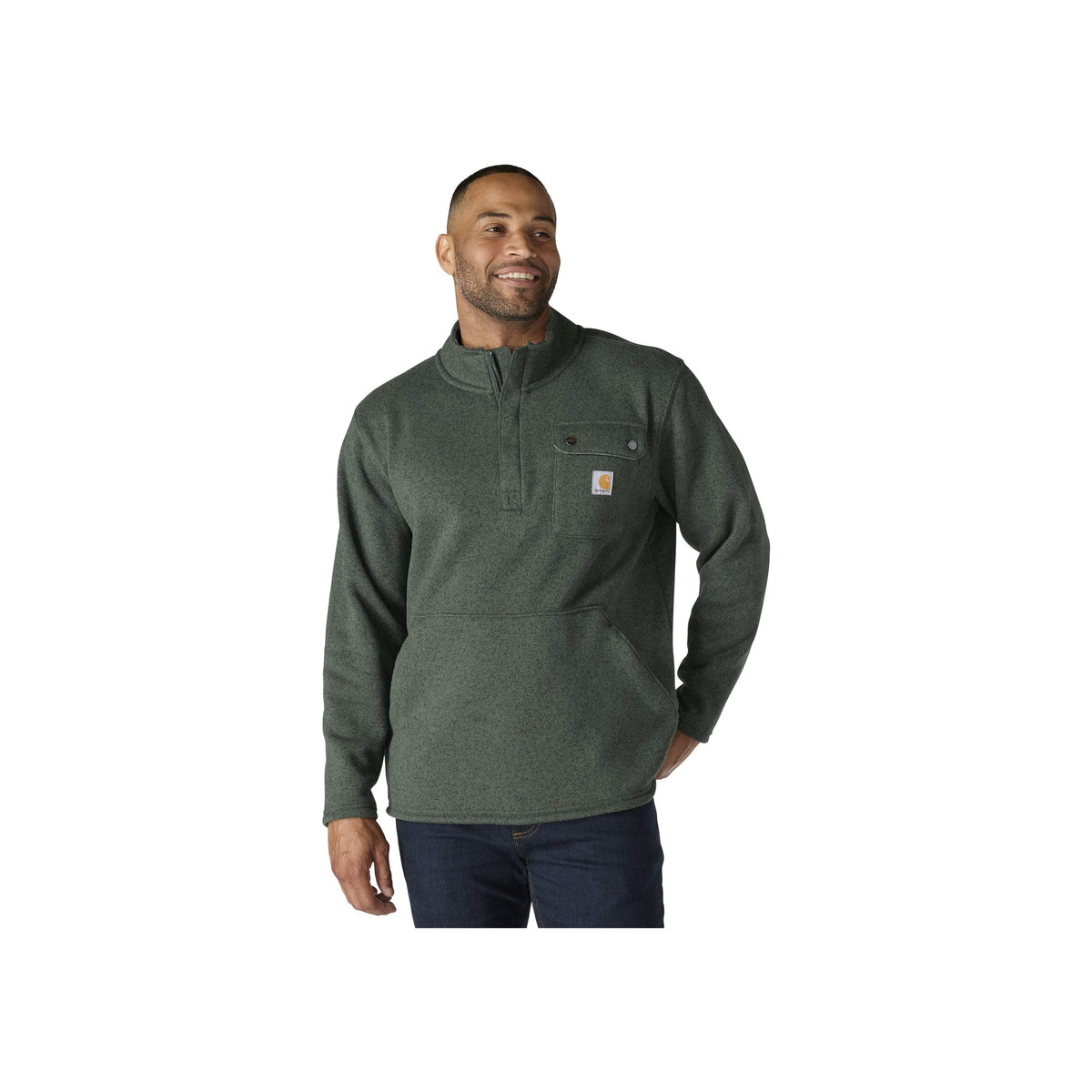 Man draagt groene Carhartt fleece trui met halve ritssluiting en borstzak
