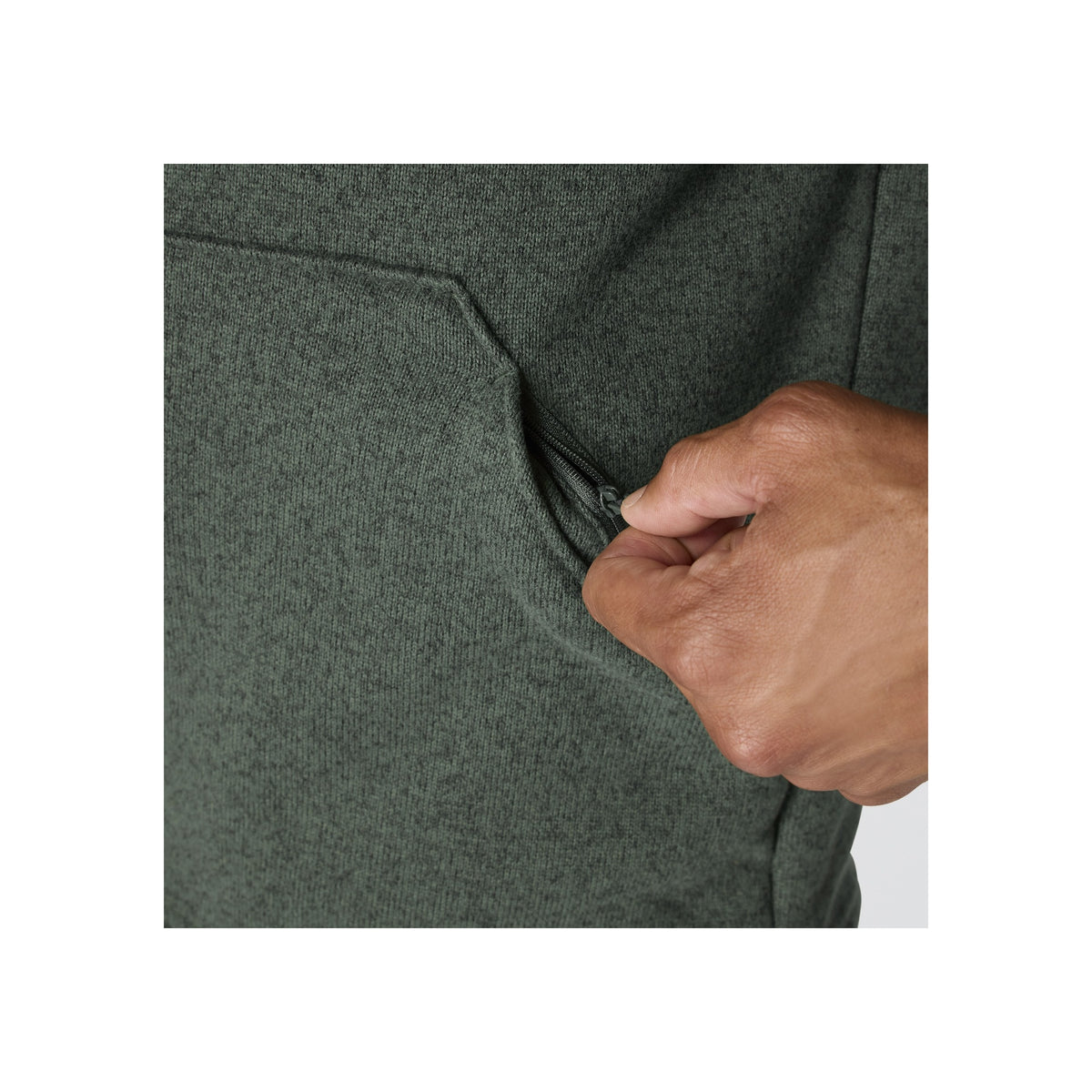 Hand die verborgen zijzak opent van grijs fleece vest, close-up detail