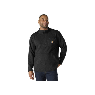 Man draagt zwarte Carhartt halve rits fleece trui met borstzak en logo