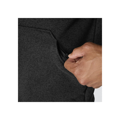Hand die ritssluiting van donkergrijze fleece trui opent, close-up van zijzak detail