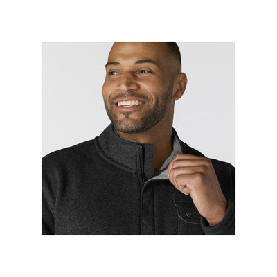 Man draagt zwarte fleece vest met rits en glimlacht