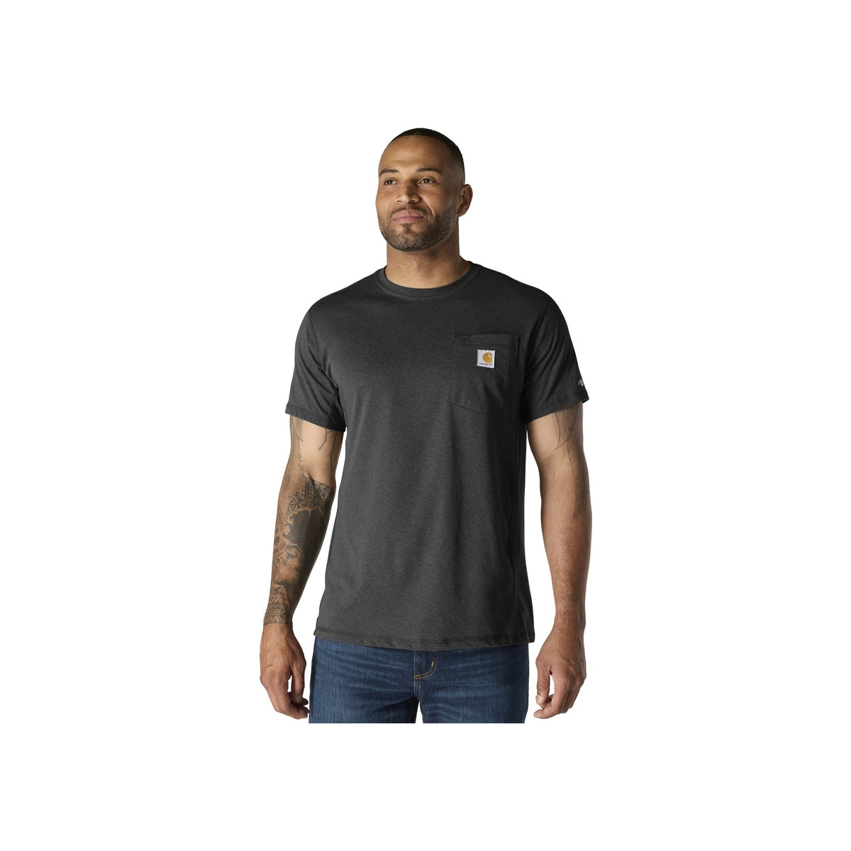 Man draagt donkergrijs Carhartt t-shirt met borstzak en logopatch, korte mouwen, casual werkkleding