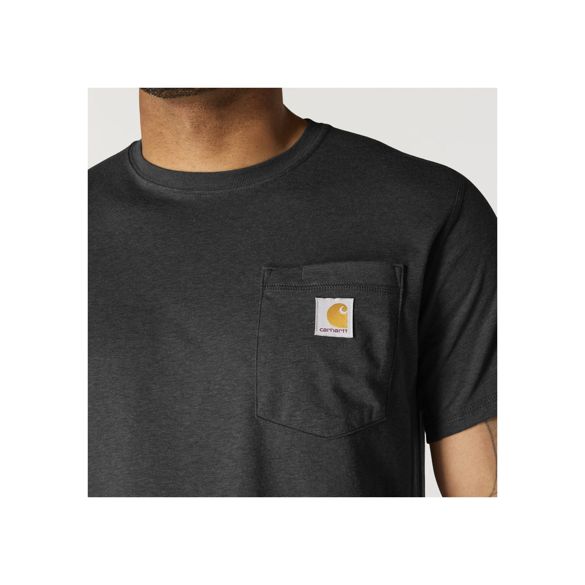 Zwart Carhartt T-shirt met borstzak en logo label, gedragen door model