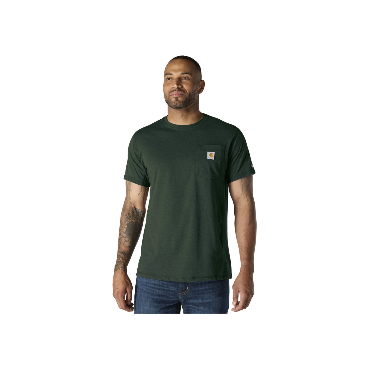 Man draagt donkergroen Carhartt T-shirt met borstzak en merklogo, korte mouwen, casual werkkleding