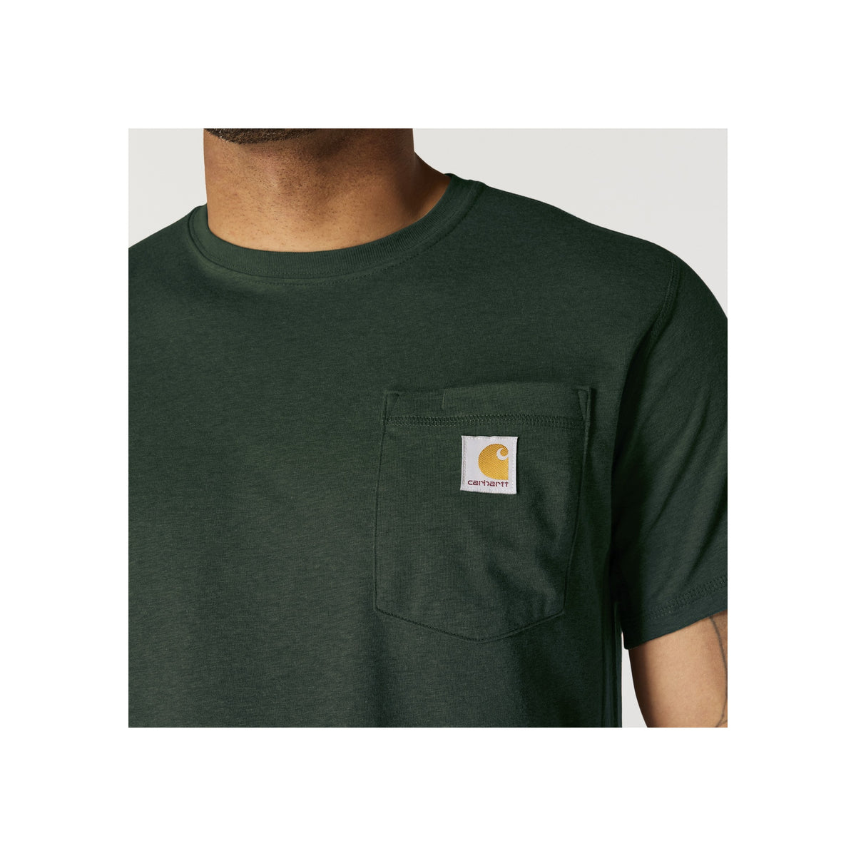 Groen Carhartt T-shirt met borstzak en logo label - Close-up detail