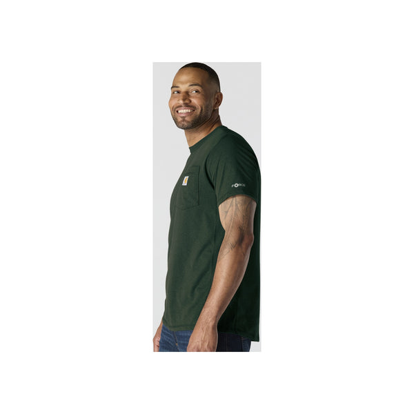 Man draagt donkergroen T-shirt met logo op de borst, zijkant profiel