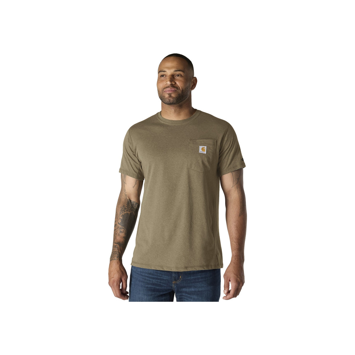 Man draagt olijfgroen Carhartt T-shirt met borstzak en logo, korte mouwen, casual werkkleding