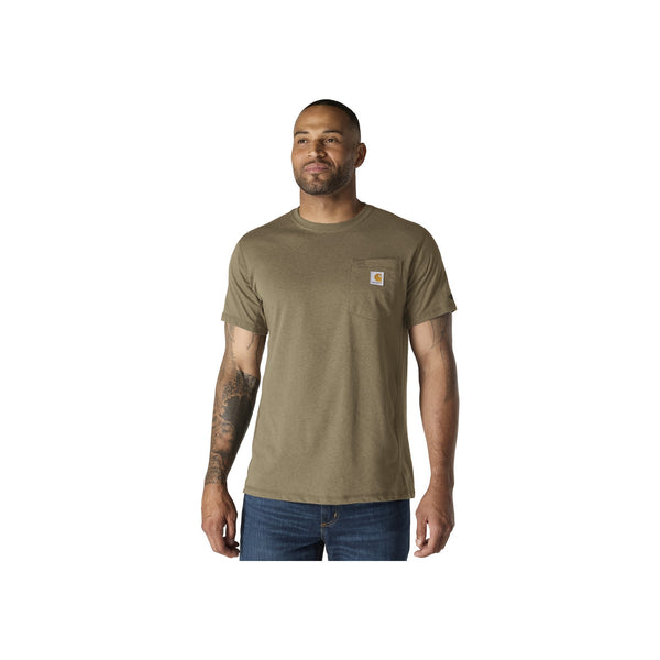 Man draagt olijfgroen Carhartt T-shirt met borstzak en logo, korte mouwen, casual werkkleding