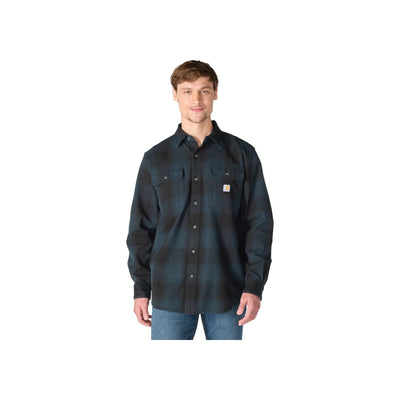 Man draagt donkerblauwe Carhartt werkjas met drukknoopjes en borstzakken, casual werkkleding stijl