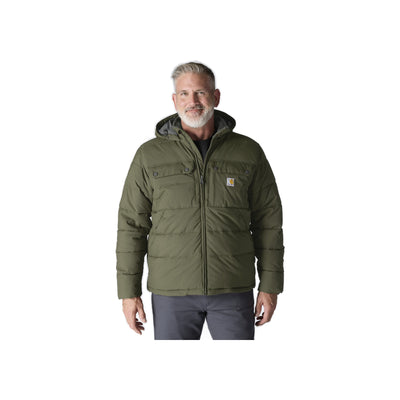 Grijsharige man draagt een olijfgroene gewatteerde winterjas met capuchon van Carhartt