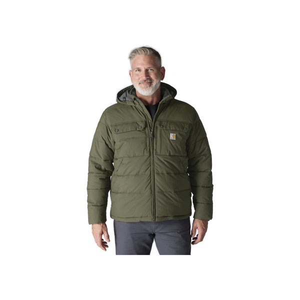 Grijsharige man draagt een olijfgroene gewatteerde winterjas met capuchon van Carhartt
