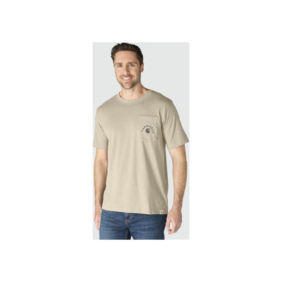 Man draagt beige t-shirt met borstzak print en blauwe jeans op witte achtergrond