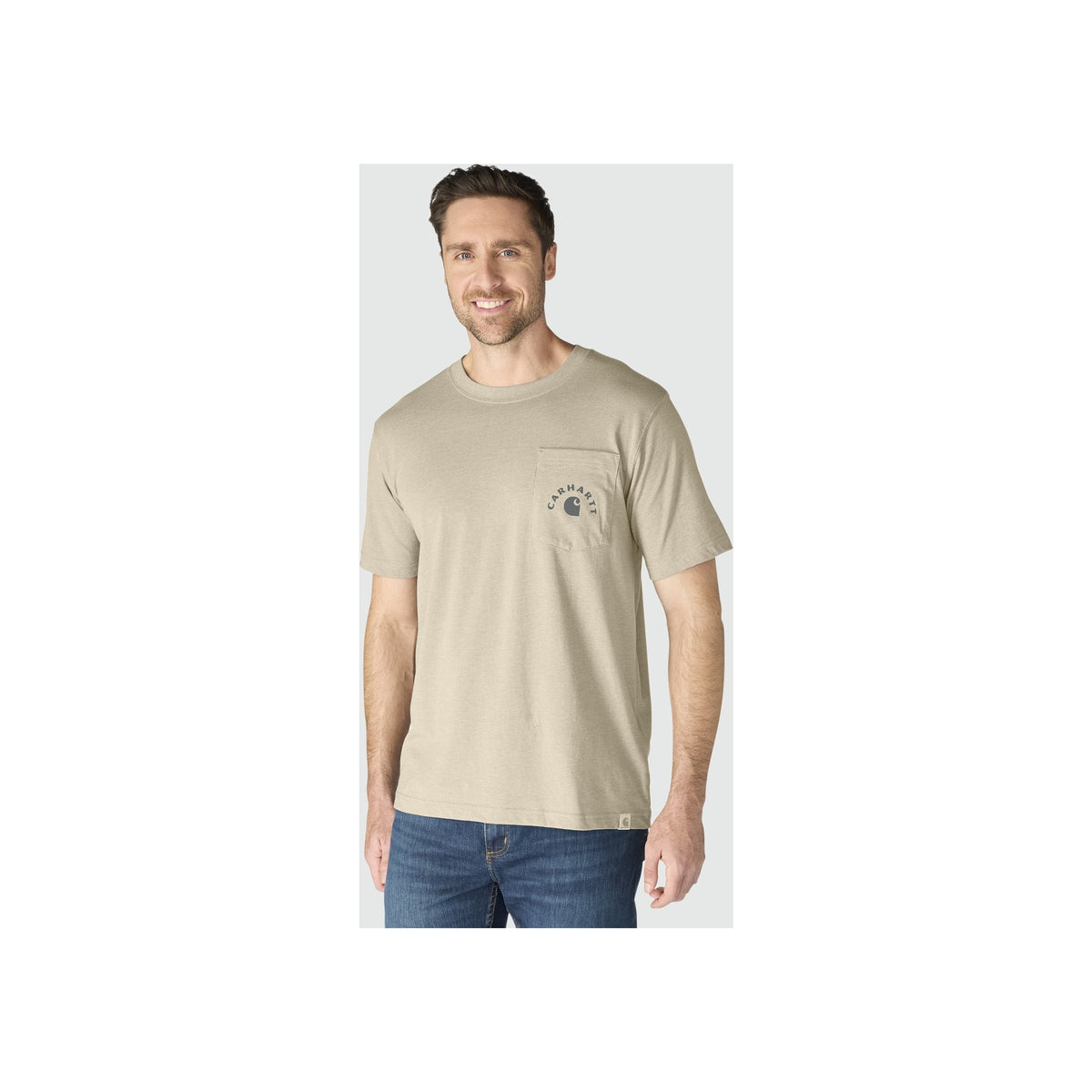 Man draagt beige t-shirt met borstzak print en blauwe jeans op witte achtergrond