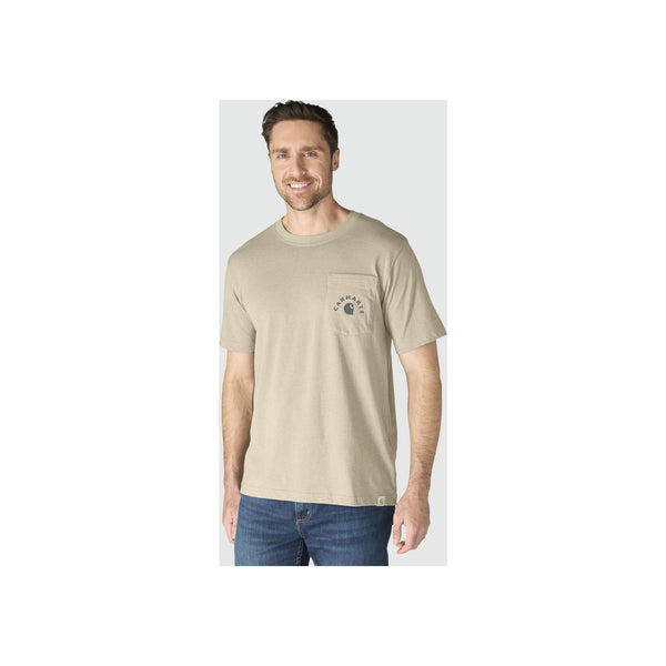 Man draagt beige t-shirt met borstzak print en blauwe jeans op witte achtergrond