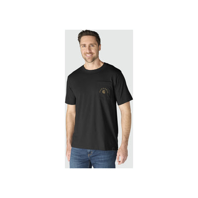 Man draagt zwart T-shirt met borstzak en camouflagedetail, gecombineerd met spijkerbroek