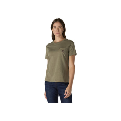 Vrouw draagt olijfgroen T-shirt met borstzak en donkerblauwe jeans op witte achtergrond