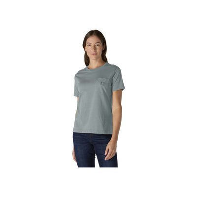 Vrouw draagt grijs katoenen T-shirt met borstzak en korte mouwen, gecombineerd met donkerblauwe jeans