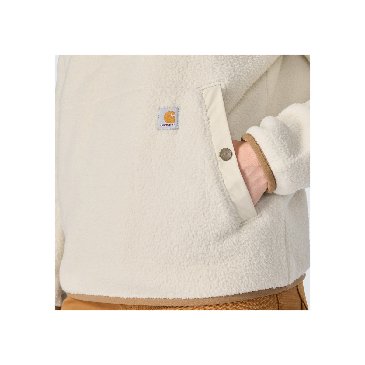 Carhartt fleece vest in beige met logo patch en steekzakken, close-up van zak en label