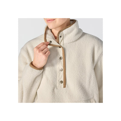 Vrouw draagt crème teddy fleece trui met drukknopen en contrasterende bruine details