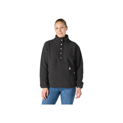 Zwarte pullover jas met knoopsluiting en staande kraag, gedragen door model met blauwe jeans