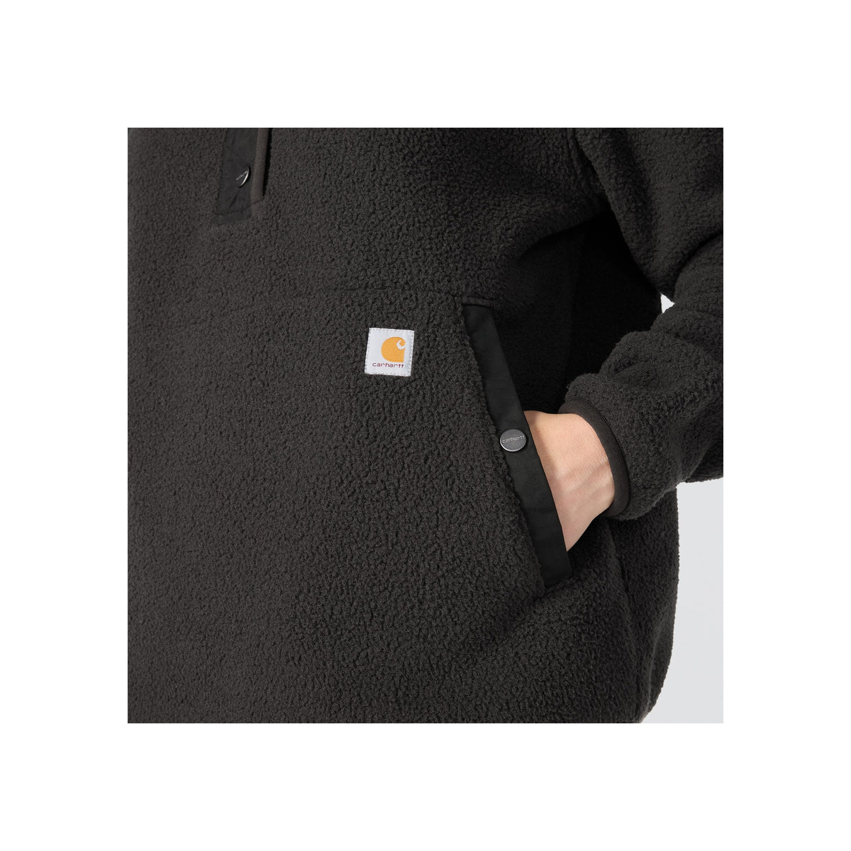 Zwarte Carhartt fleece trui met zak en logo label detail - close-up van borst en zak