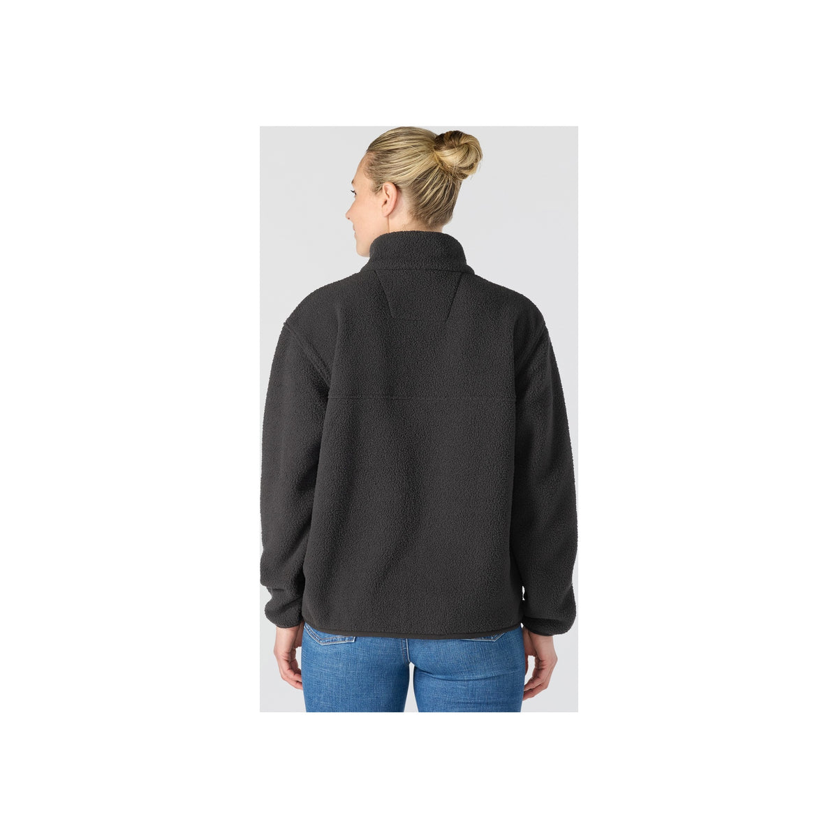 Vrouw draagt zwarte fleece vest met rits achteraanzicht - warme outdoorkleding