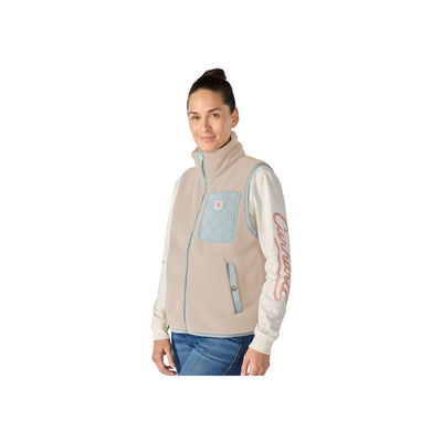 Vrouw draagt beige fleece bodywarmer met blauwe accenten en rits, gecombineerd met spijkerbroek