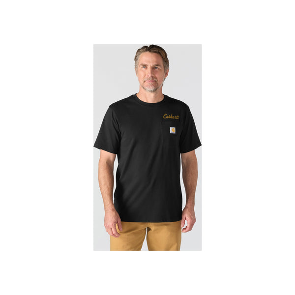 Man draagt zwart Carhartt T-shirt met borstzak en logo, gecombineerd met beige werkbroek