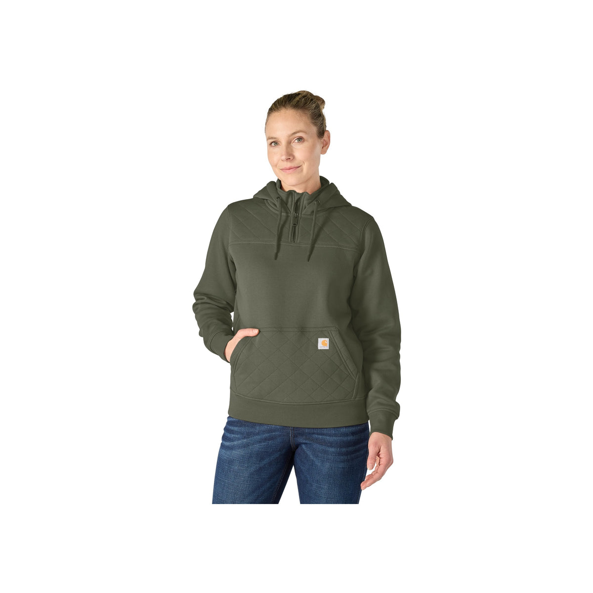 Vrouw draagt olijfgroene hoodie met kangoeroezak en capuchon - Carhartt werkkleding trui