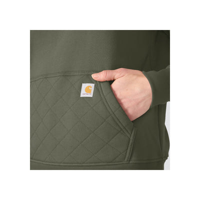 Close-up van hand in kaki gevoerde jaszak met Carhartt logo label
