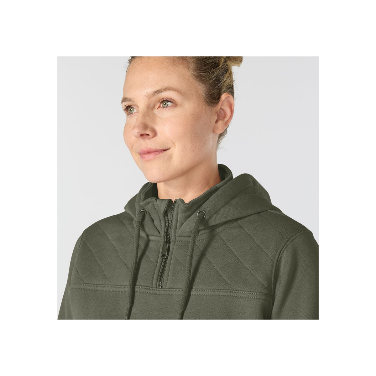 Vrouw draagt olijfgroene hoodie met halve rits en capuchon, close-up van voorkant