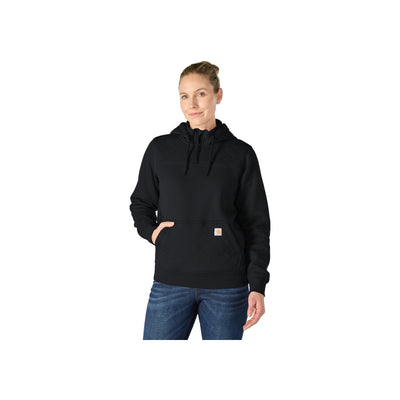 Vrouw draagt zwarte hoodie met kengoeroe zak en capuchon, gecombineerd met spijkerbroek