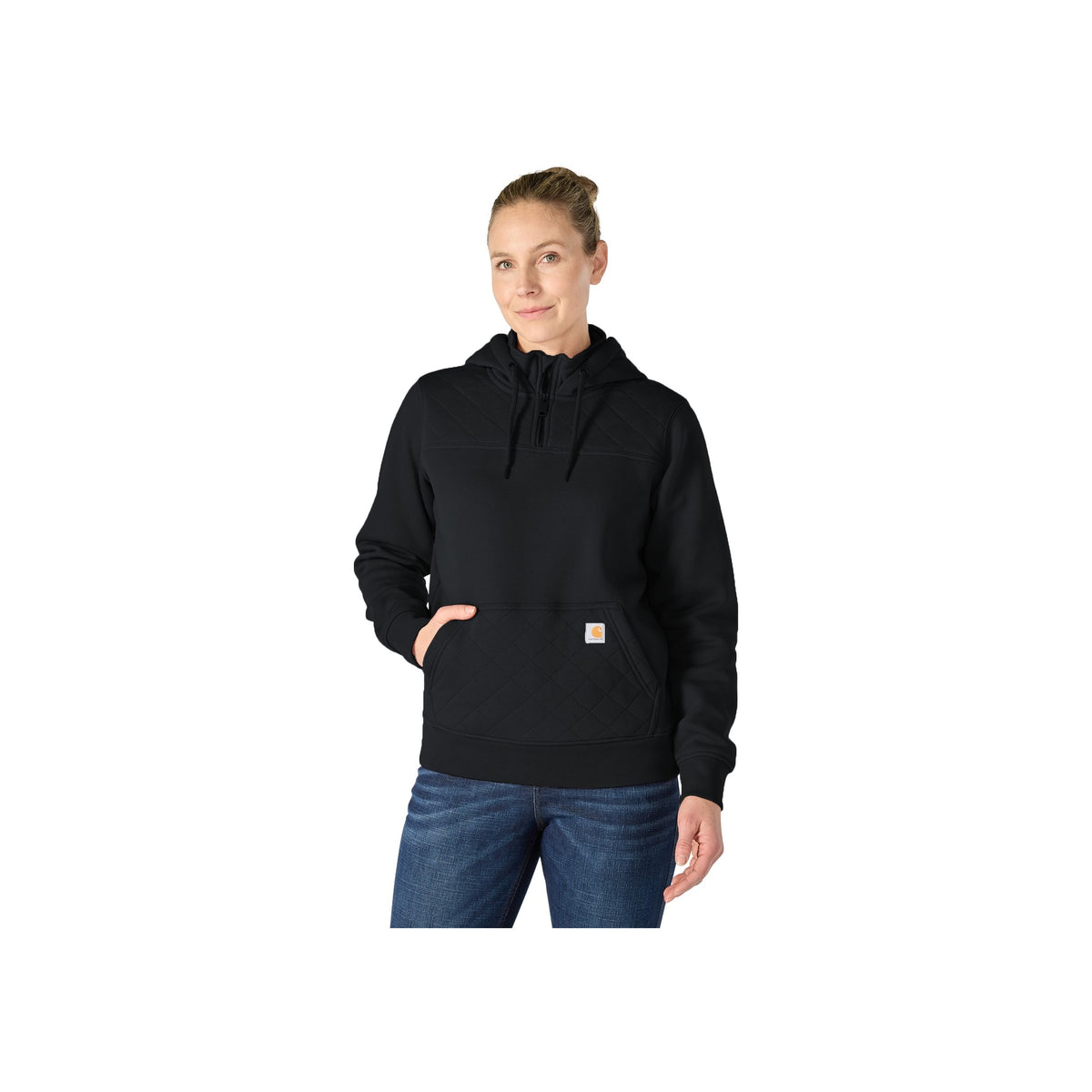 Vrouw draagt zwarte hoodie met kengoeroe zak en capuchon, gecombineerd met spijkerbroek
