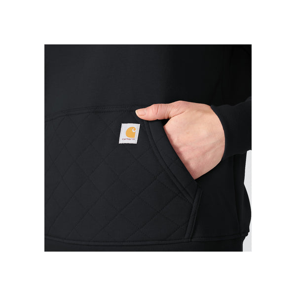 Zwarte hoodie met Carhartt logo label en hand in zak, close-up van pocket detail