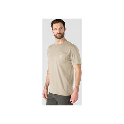 Man draagt beige t-shirt met borstzak en logo, korte mouwen, casual werkkleding