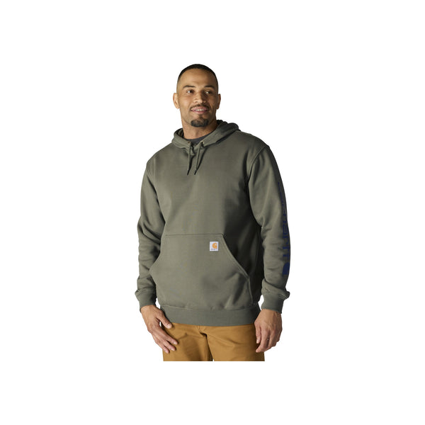 Man draagt groene Carhartt hoodie met capuchon en kangoeroe zak, gekleed in bruine werkbroek