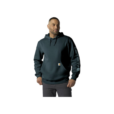 Man draagt donkerblauwe Carhartt hoodie met logopatch op mouw en kangoeroe-zak
