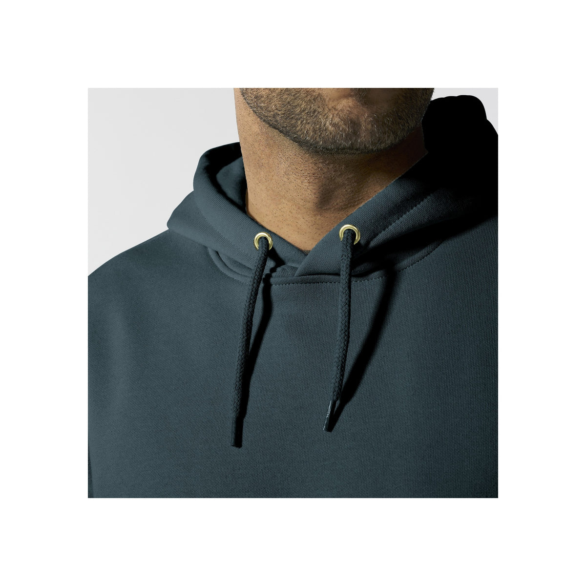 Man draagt donkerblauwe hoodie met trekkoord, close-up van kraag en borst