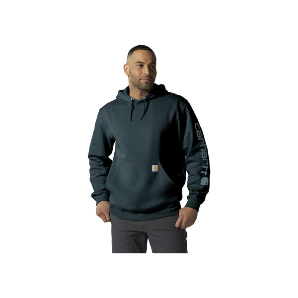 Man draagt donkerblauwe Carhartt hoodie met logopatch op mouw en kangoeroe-zak
