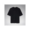 Zwart oversized T-shirt met korte mouwen en subtiel logo op een lichte achtergrond